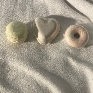 3 bath bombs still in package